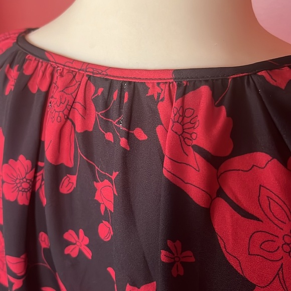 Like new Tinsel floral top - Picture 8 of 14